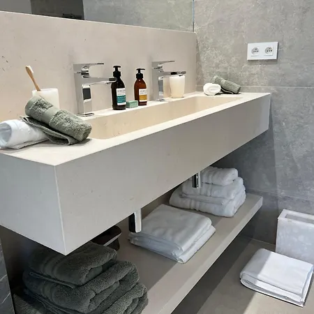 Palmgreen Avec Piscine, Face à La *